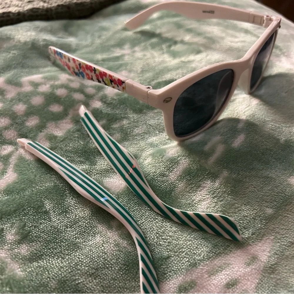 Sunglasses with interchangeable arms (floral and striped)